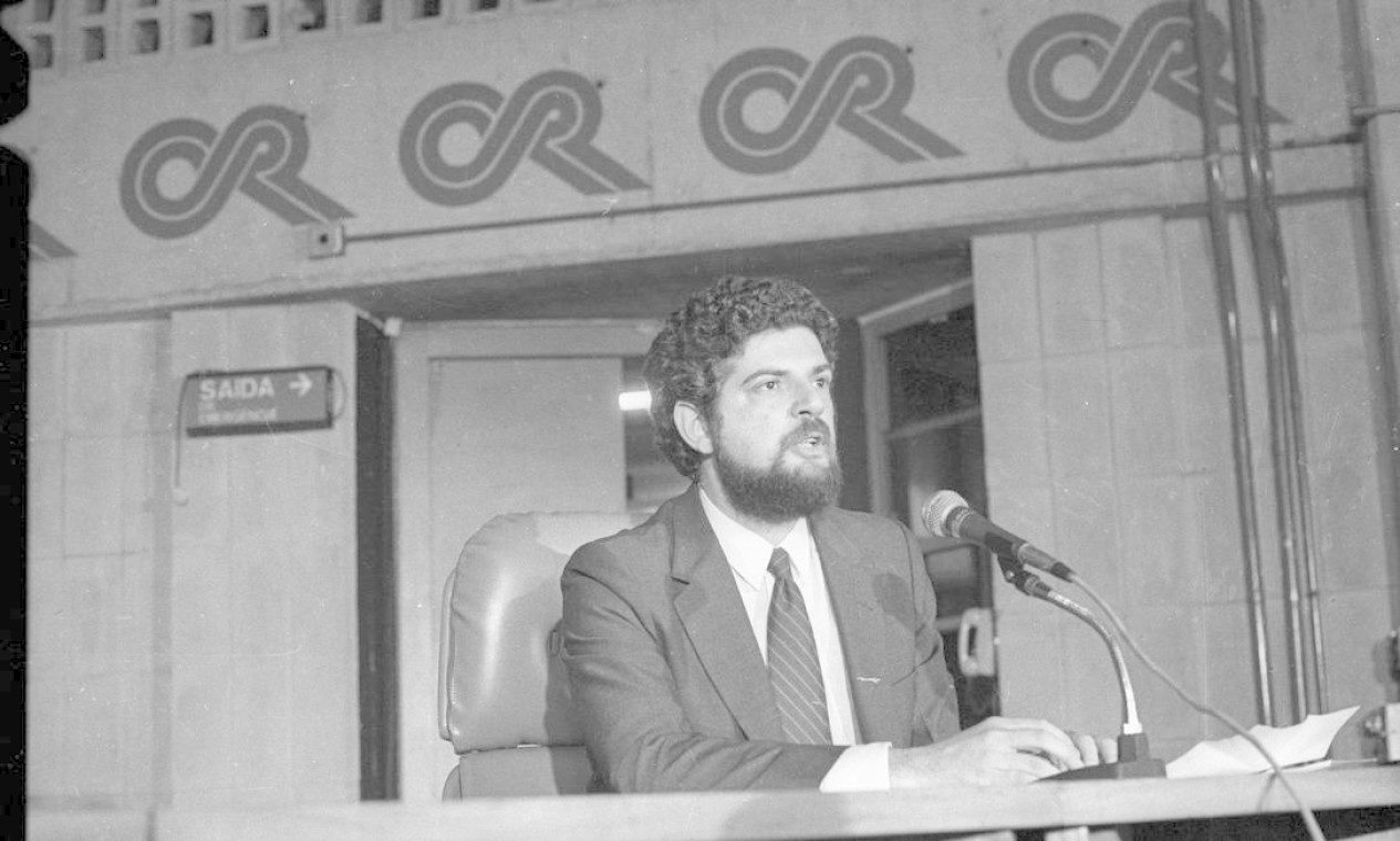 Em Brasília, Antonio Brito, assessor de imprensa da presidência, anunciou a morte do presidente em 21 de abril de 1985 Foto: Olivio Lamas / Agência O Globo