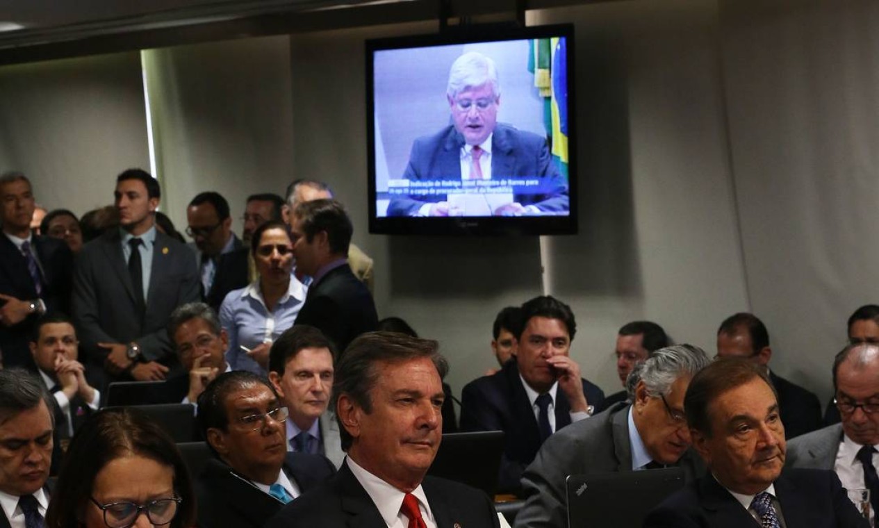 O senador Fernando Collor, denunciado pelo procurador-geral, observa início da sabatina de Rodrigo Janot Foto: Ailton de Freitas / Agência O Globo
