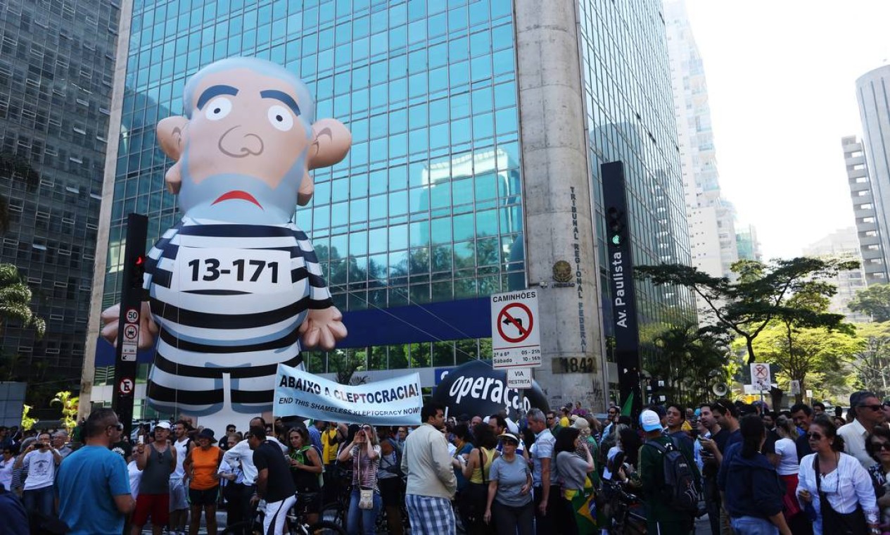 Também chamado de 'Pixuleco', boneco custou R$ 12 mil Foto: Fernando Donasci / Agência O Globo