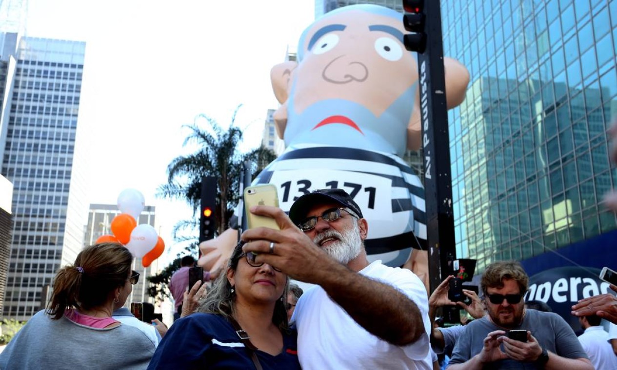 Paulistanos tiraram "selfies" com boneco, que fez sucesso desde sua aparição Foto: Fernando Donasci / Agência O Globo
