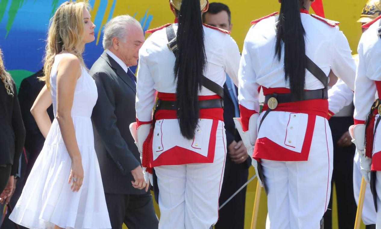 Usando um leve vestido branco, ela acompanhou o marido, o presidente Michel Temer Foto: Ailton de Freitas / Agência O Globo