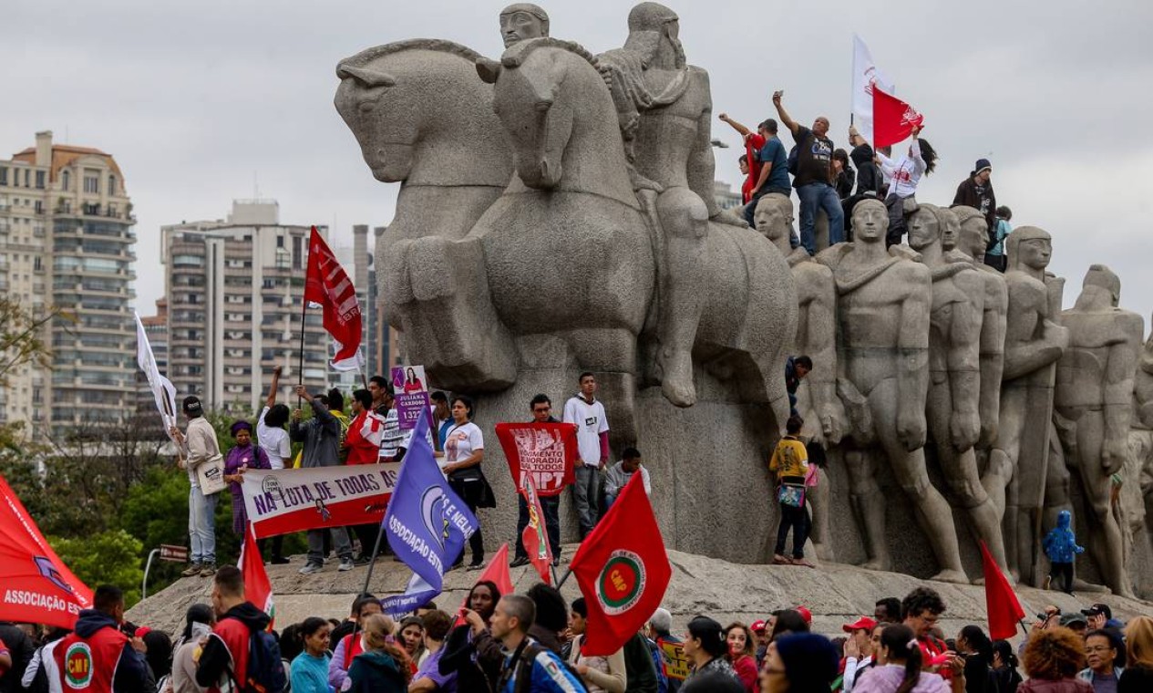 O movimento se reuniu na Avenida Paulista e seguiu até o Monumento às Bandeiras, na Zona Sul Foto: Pedro Kirilos / Agência O Globo