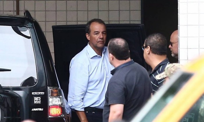 O ex-governador do Rio Sérgio Cabral chega no carro da Polícia Federal ao IML Foto: Wilton Júnior / Estadão/Conteúdo