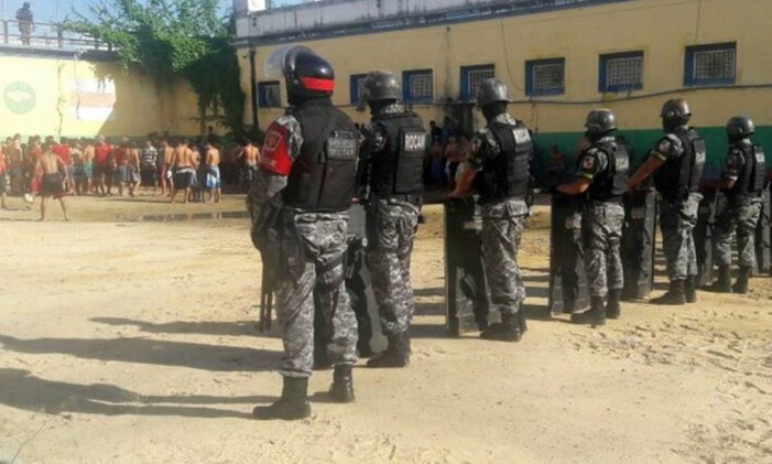Policiais Militares reforçam a segurança na Cadeia Pública Raimundo Vidal Pessoa, em Manaus (06/01/2016) Foto: Divulgação/Policia Militar
