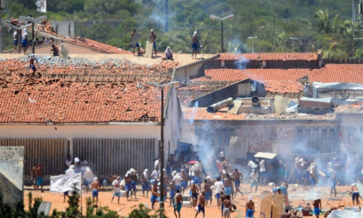 Presos de facções rivais entraram novamente em confronto nesta quinta Foto: ANDRESSA ANHOLETE / AFP