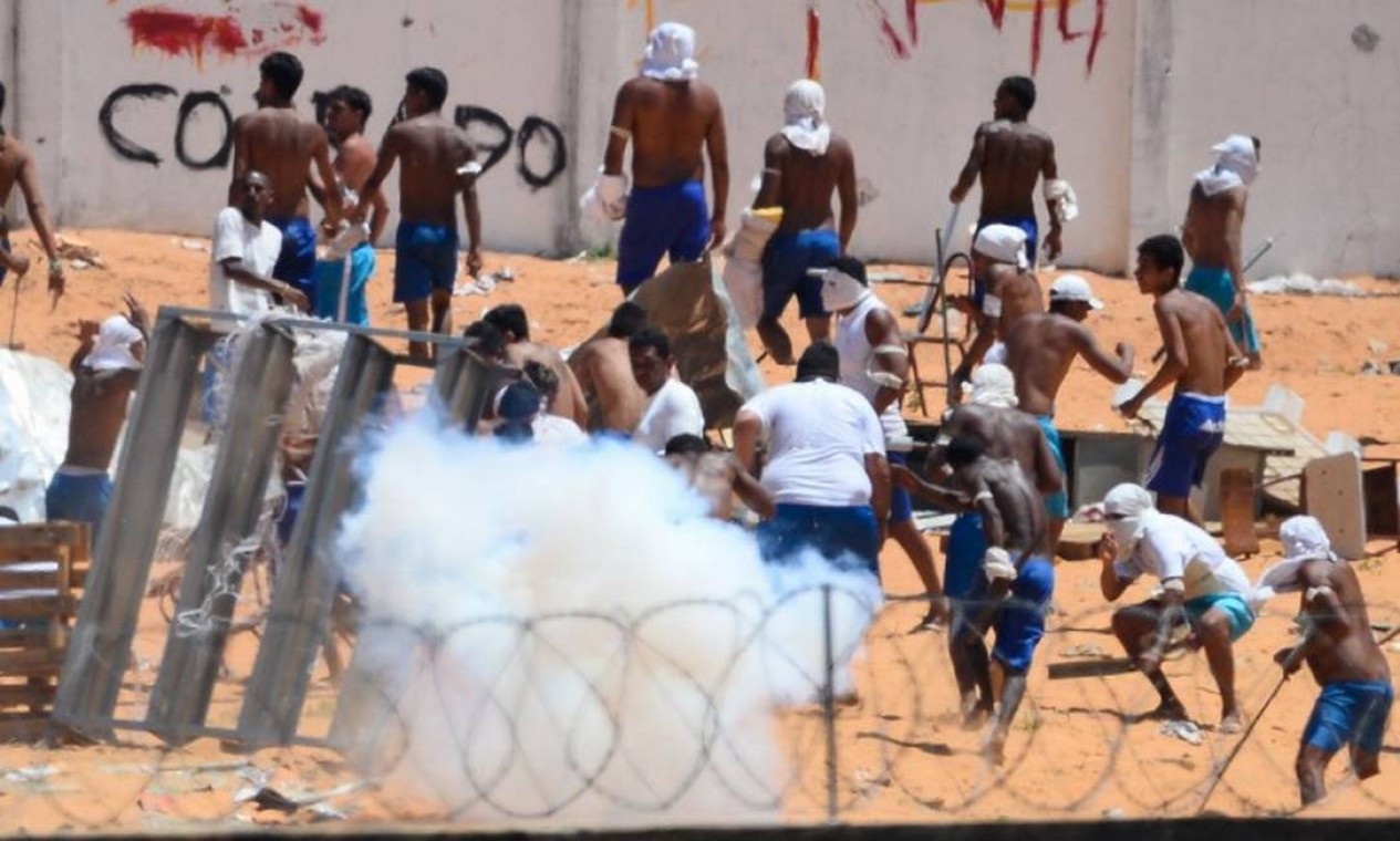A PM reagiu com bombas de efeito moral e tiros de borracha para impedir o confronto Foto: ANDRESSA ANHOLETE / AFP