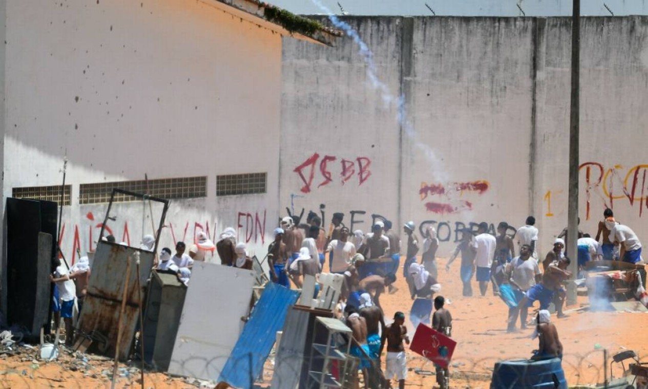 Os detentos armaram barricadas e andam armados com paus, pedras e barras de ferro Foto: ANDRESSA ANHOLETE / AFP