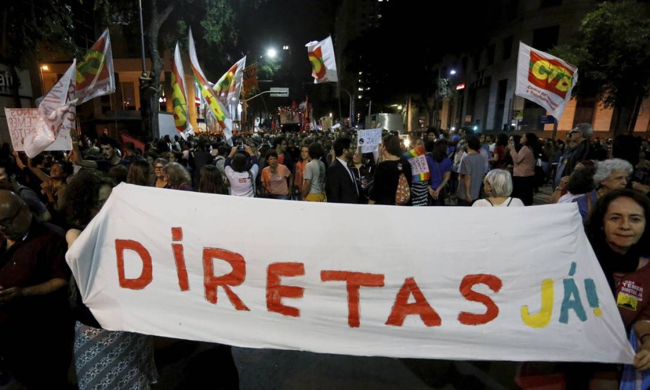 Manifestantes levaram faixas e adesivos que diziam "Fora Temer" e "Diretas já". Foto: Domingos Peixoto / Agência O Globo