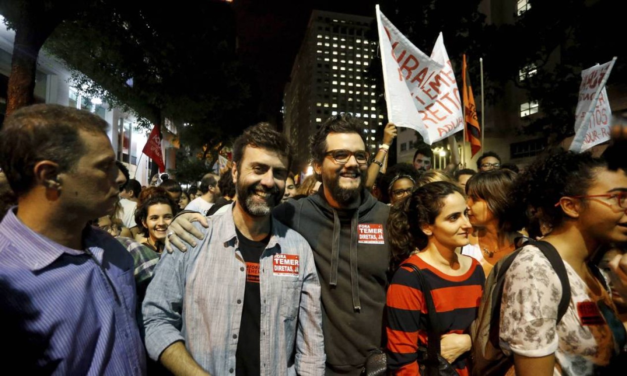 O deputado estadual Marcelo Freixo e o ator Wagner Moura participaram do ato Foto: Domingos Peixoto / Agência O Globo