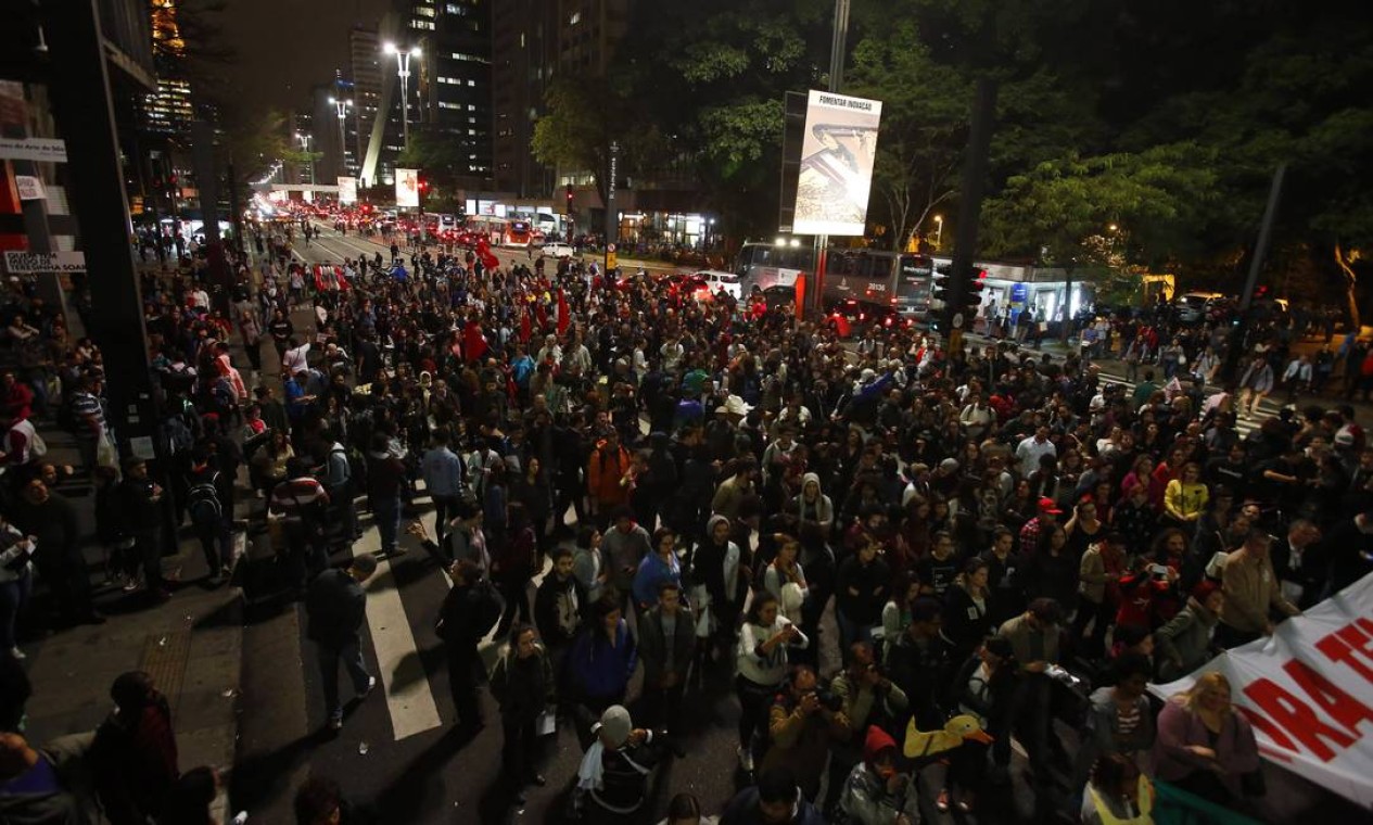 O ato começou por volta das 19h, reunindo movimentos sindicais e partidos como Psol, PSTU, PT, alem de estudantes. Foto: Edilson Dantas / Agência O Globo