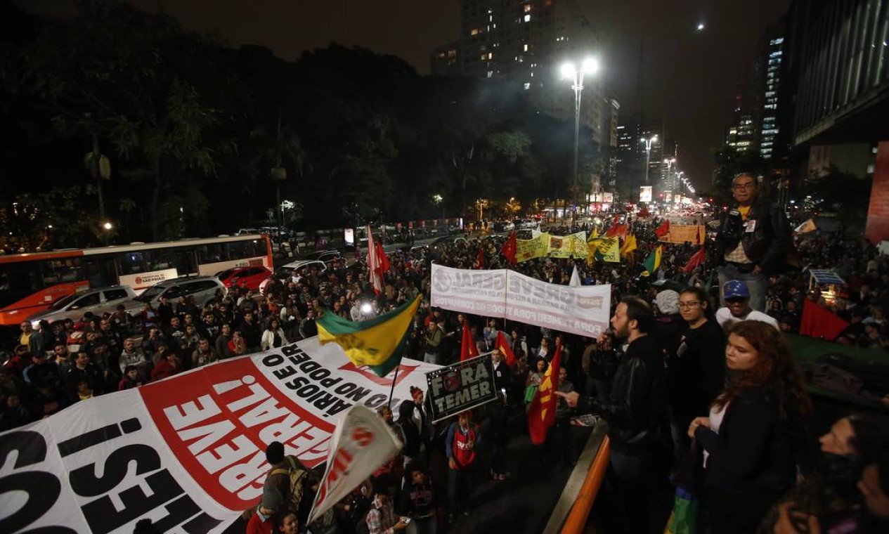 Alguns grupos de manifestantes ironizam Temer ao gritarem "Fica Temer: na cadeia". Não há registros de tumultos. Foto: Edilson Dantas / Agência O Globo