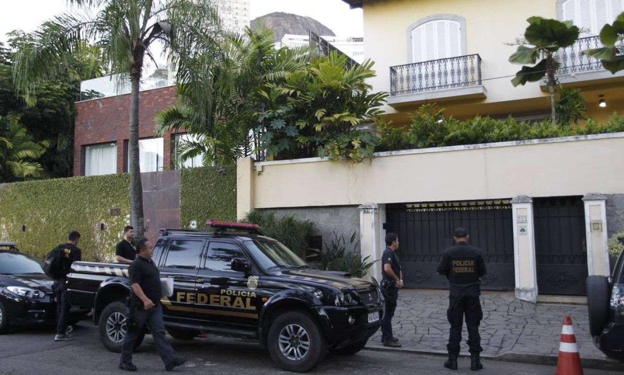 A chegada na casa de Nuzman, onde foi cumprido um mandado de busca e apreensão, ocorreu por volta de 6h Foto: Pedro Teixeira / Agência O Globo
