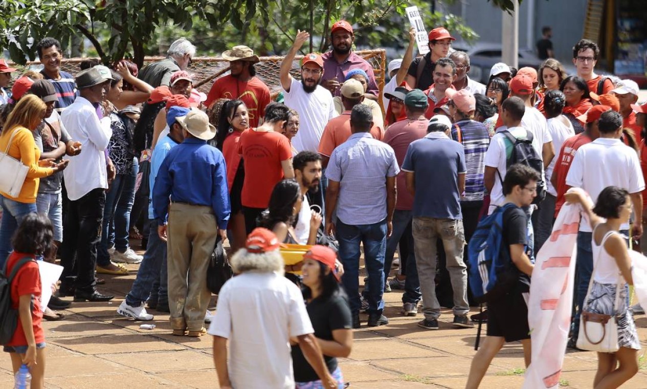 Em Brasília, manifestantes do Partido dos Trabalhadores se reuniram no edifício Conic Foto: Jorge William / Agência O Globo