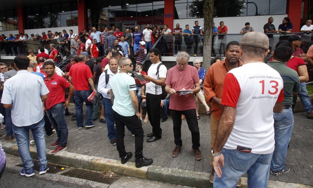 No ABC Paulista, em São Bernardo do Campo, apoiadores de Lula se reuniram no Sindicato dos Metalúrgicos. A cidade é o berço político do ex-presidente. Foto: Edilson Dantas / Agência O Globo