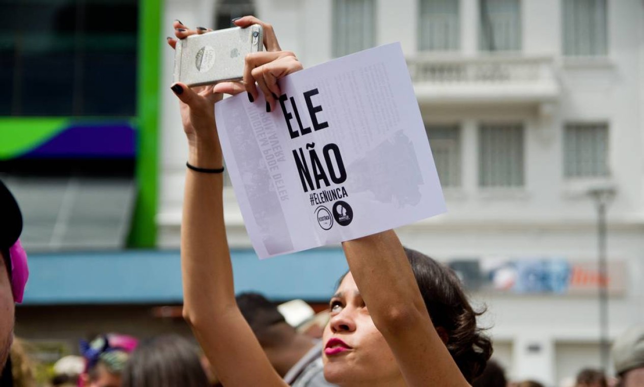Mulheres saem às ruas em Campinas contra Jair Bolsonaro Foto: Terceiro / Agência O Globo