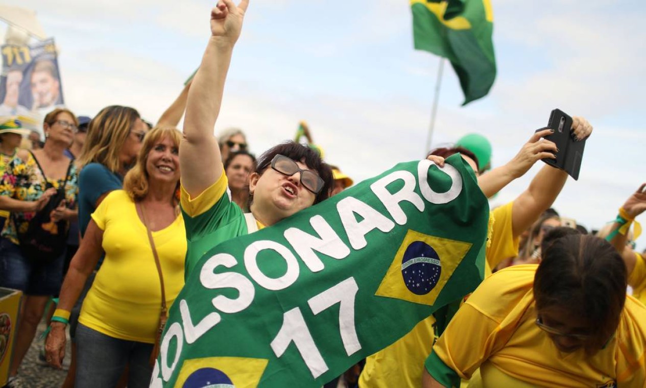 Manifestantes a favor de Jair Bolsonaro caminham por Copacabana, no Rio Foto: PILAR OLIVARES / REUTERS