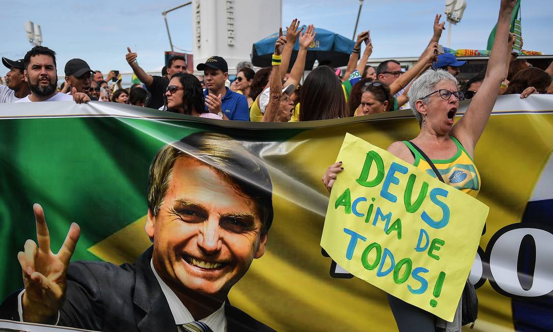 Manifestantes a favor de Jair Bolsonaro se reúnem em Copacabana.
Foto: CARL DE SOUZA / AFP