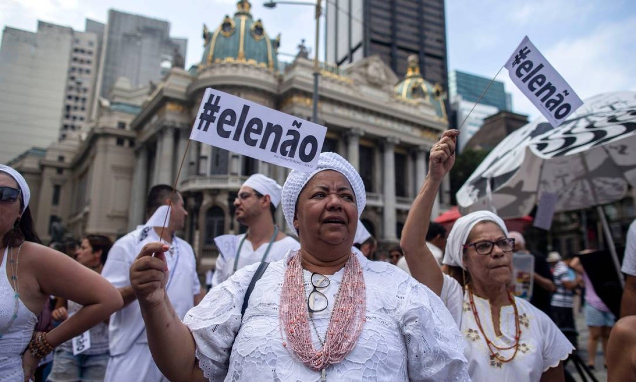 Manifestação contra Jair Bolsonaro no Centro do Rio reúne mulheres de diversas religiões. Foto: MAURO PIMENTEL / AFP