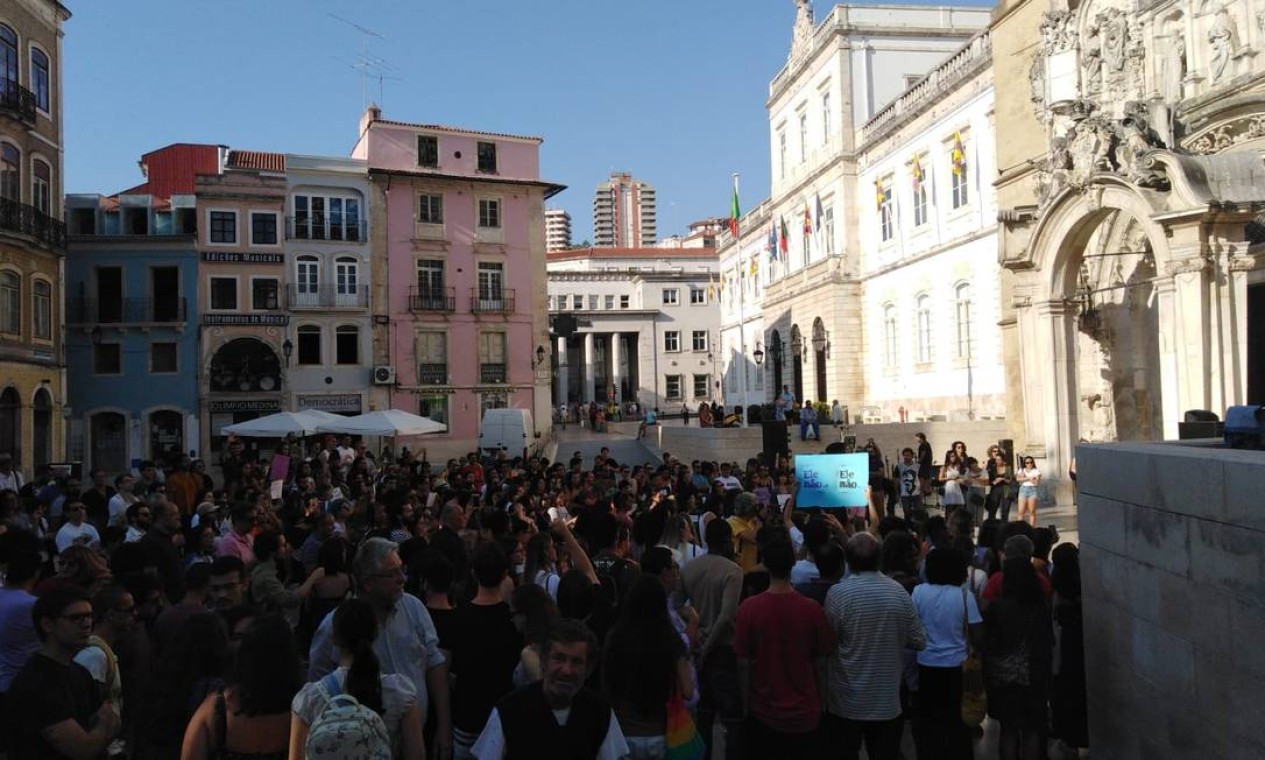 Manifestação contra Bolsonaro em Coimbra, Portugal Foto: Foto do leitor