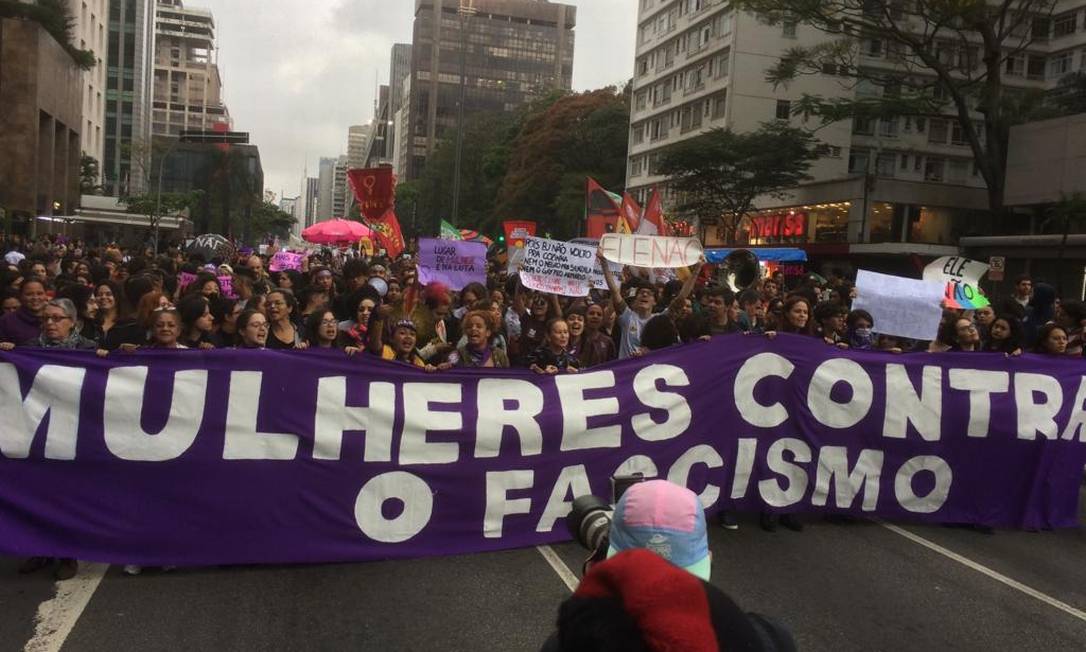 Mulheres fazem ato contra Bolsonaro na Avenida Paulista - Jornal O Globo