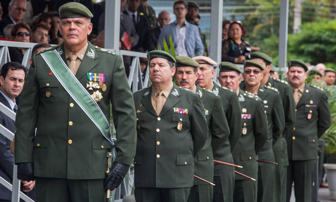 O general João Camilo Pires de Campos (o primeiro à esquerda) ao tomar posse como novo Comandante Militar do Sudeste Foto: Diogo Moreira/A2Fotografia / Governo de São Paulo