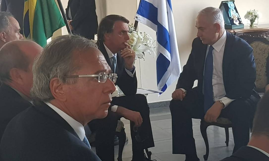 O presidente eleito Jair Bolsonaro, o futuro ministro da Economia, Paulo Guedes, e primeiro-ministro de Israel, Benjamin Netanyahu, almoçam no Forte de Copacabana Foto: Divulgação