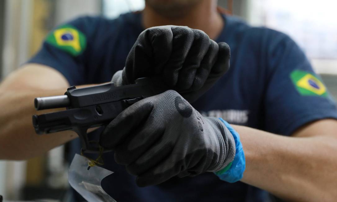 Empregado de fabricante de armas em São Leopoldo Foto: DIEGO VARA / REUTERS