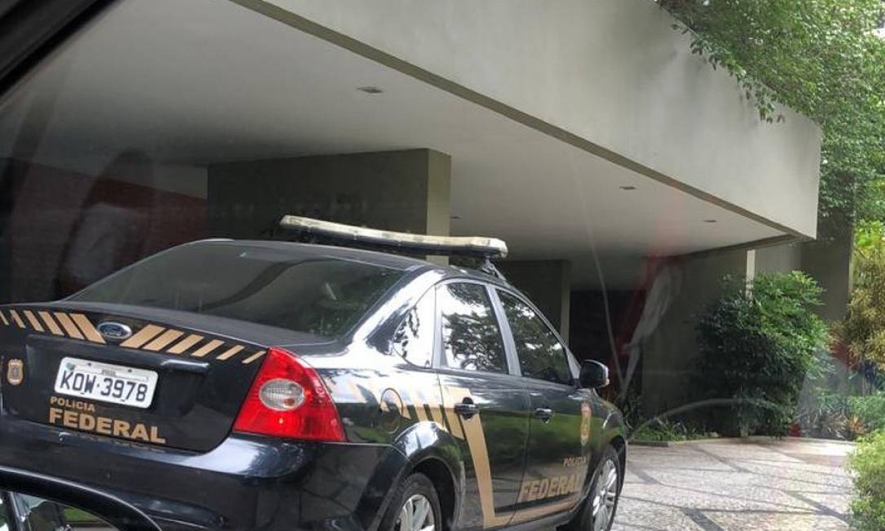 Carro da Polícia Federal em frente à casa de Othon Luiz, ex-presidente da Eletronuclear, que é alvo de prisão da Operação Desintoxicação Foto: Divulgação