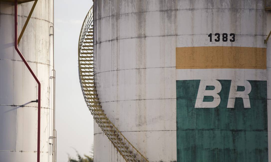 Tanques da Petrobras em Brasília Foto: Daniel Marenco / Agência O Globo