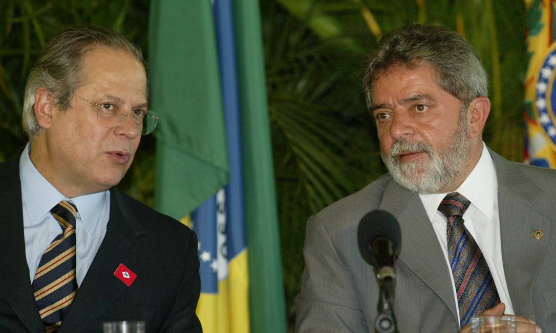 Em 2003, o então presidente Lula, conversa com o ex-ministro da Casa Civil, Jose Dirceu durante reunião ministerial Foto: Gustavo Miranda / Arquivo O Globo/19-05-2003
