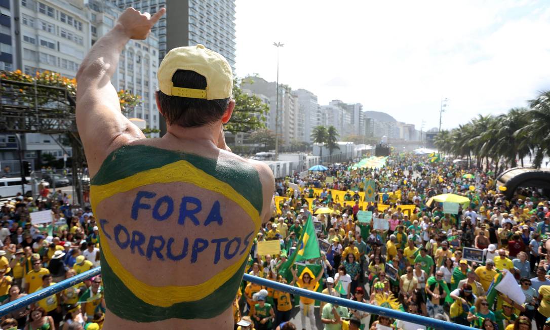 Manifestação em Copacabana contra a corrupção em meio ao processo de impeachment de Dilma rousseff Foto: Custódio Coimbra / Agência O Globo 31/07/2016