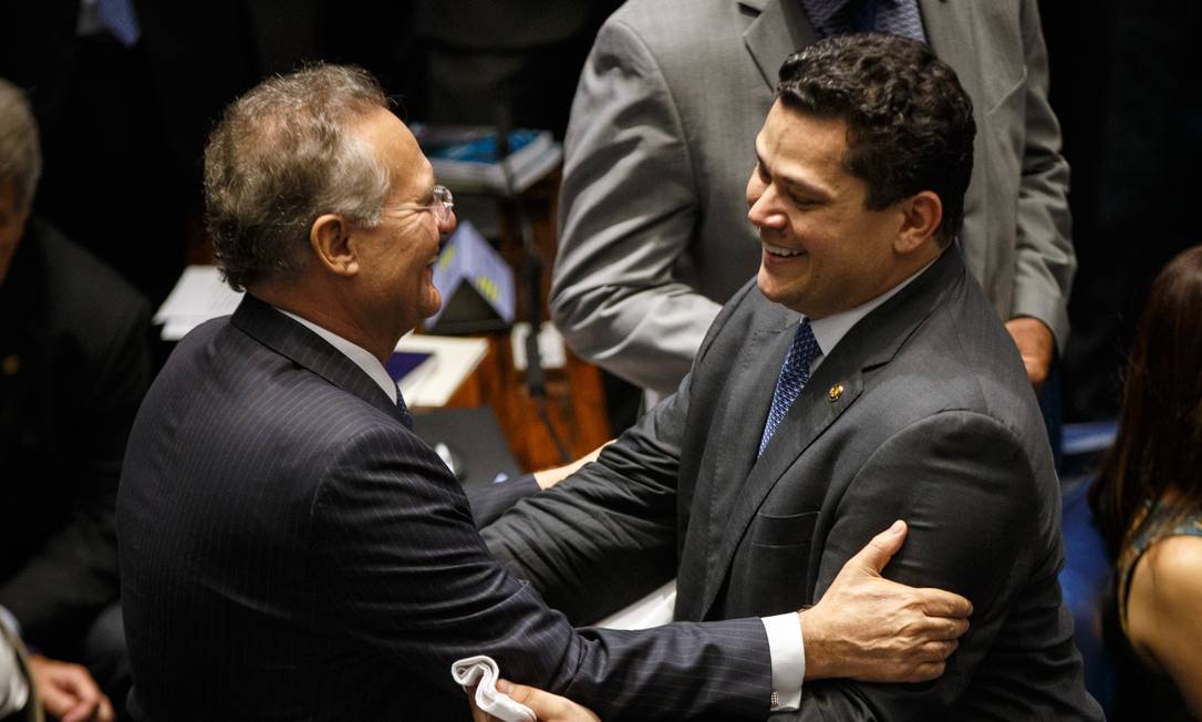 O presidente do Senado, Davi Alcolumbre, e o ex-presidente da Casa Renan Calheiros Foto: Daniel Marenco / Agência O Globo 02/02/2019