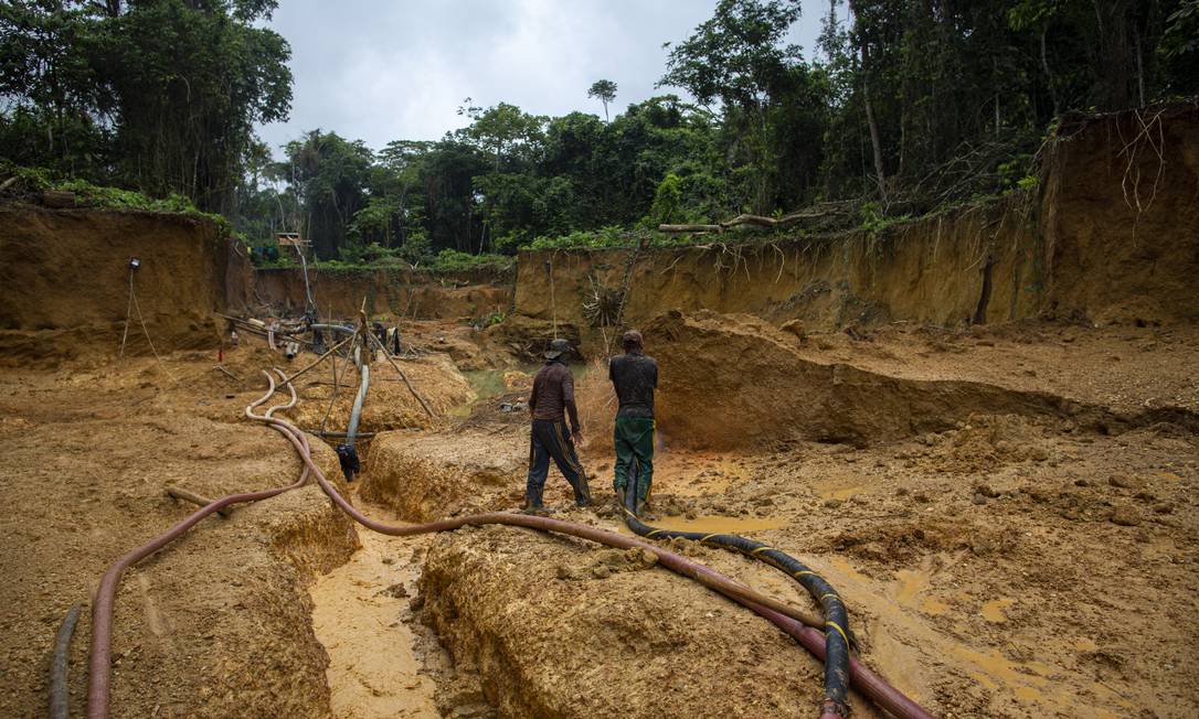 Garimpo ilegal de ouro na reserva dos Yanomami, na Amazônia Foto: Daniel Marenco / Agência O Globo