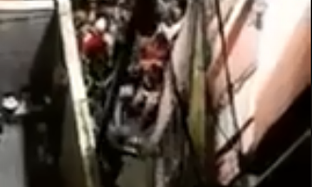 Vídeo compartilhado por moradores mostra policial agredindo jovens Foto: Reprodução