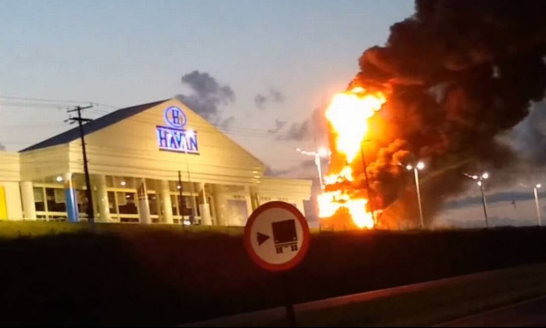 Destruição na Estátua da Liberdade da Havan em Maceió após ataque