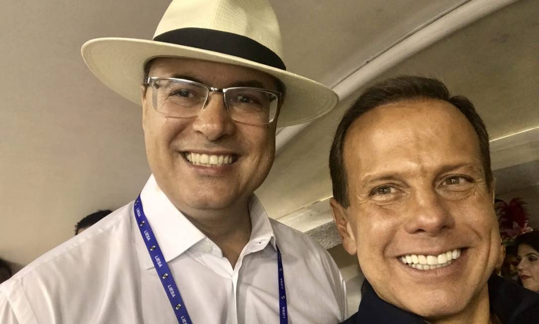 Governador de São Paulo, João Doria, comparece à Sapucaí no Carnaval 2019 e tira foto com o governado do Rio Wilson Witzel Foto: Infoglobo 