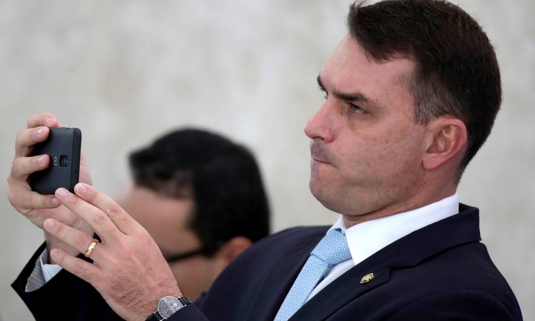 Senador Flavio Bolsonaro durante discurso de seu pai, o presidente Jair Bolsonaro Foto: Ueslei Marcelino / Reuters