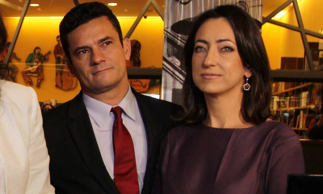 Sergio Moro ao lado de sua esposa, Rosangela Wolff Moro Foto: Michel Filho/Agência O Globo/14-05-2015 