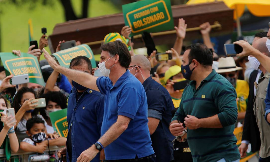 Presidente Jair Bolsonaro sinaliza para apoiadores durante protesto em Brasília neste domingo Foto: ADRIANO MACHADO / REUTERS