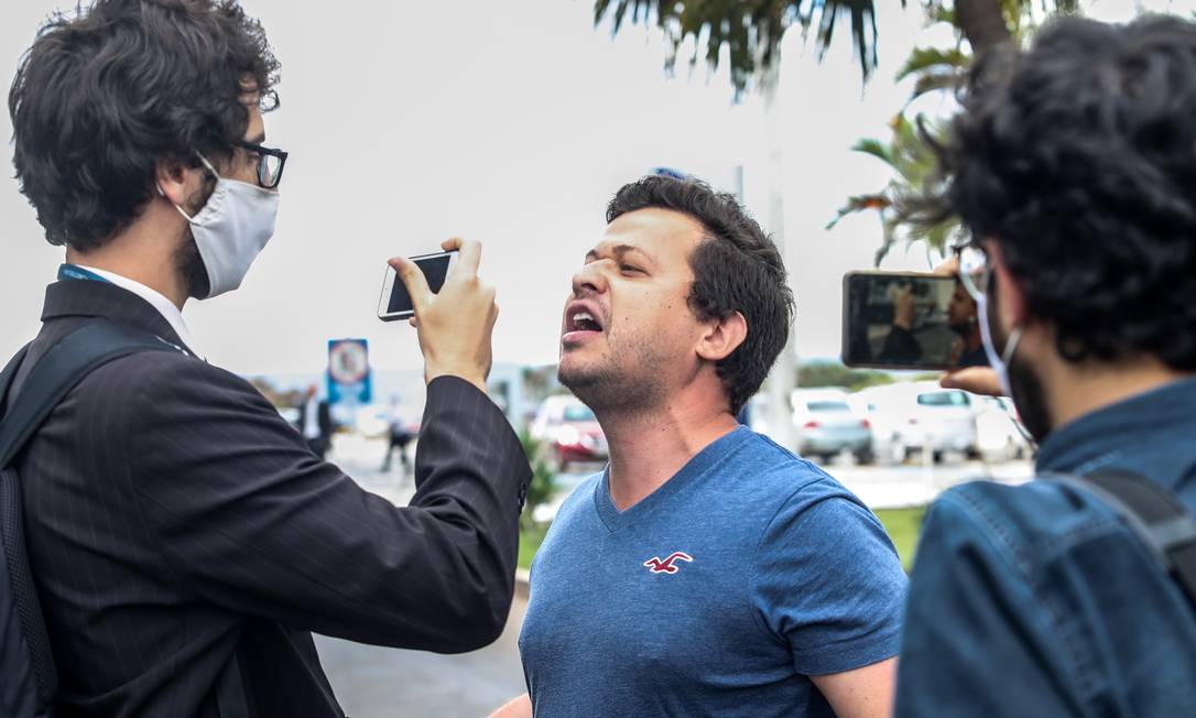 Apoiadores do presidente Jair Bolsonaro hostilizam profissionais da imprensa em frente ao Palácio da Alvorada Foto: GABRIELA BILó/ Estadão Conteúdo / Agência O Globo