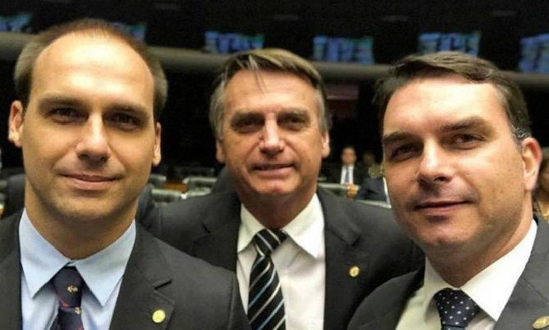 O deputado Eduardo Bolsonaro, o presidente Jair Bolsonaro e o senador Flávio Bolsonaro Foto: Reprodução