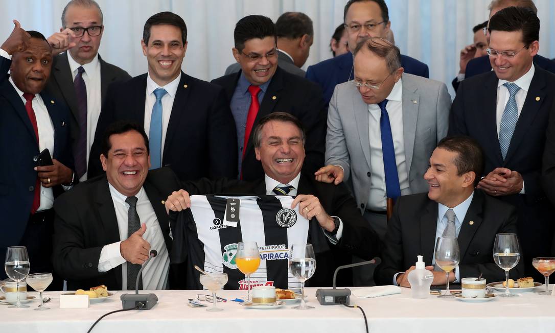 O pré-candidato à prefeitura de Manaus Capitão Alberto Neto (Republicanos) aperta a mão de Bolsonaro para foto Foto: Marcos Corr¿a/PR / Agência O Globo