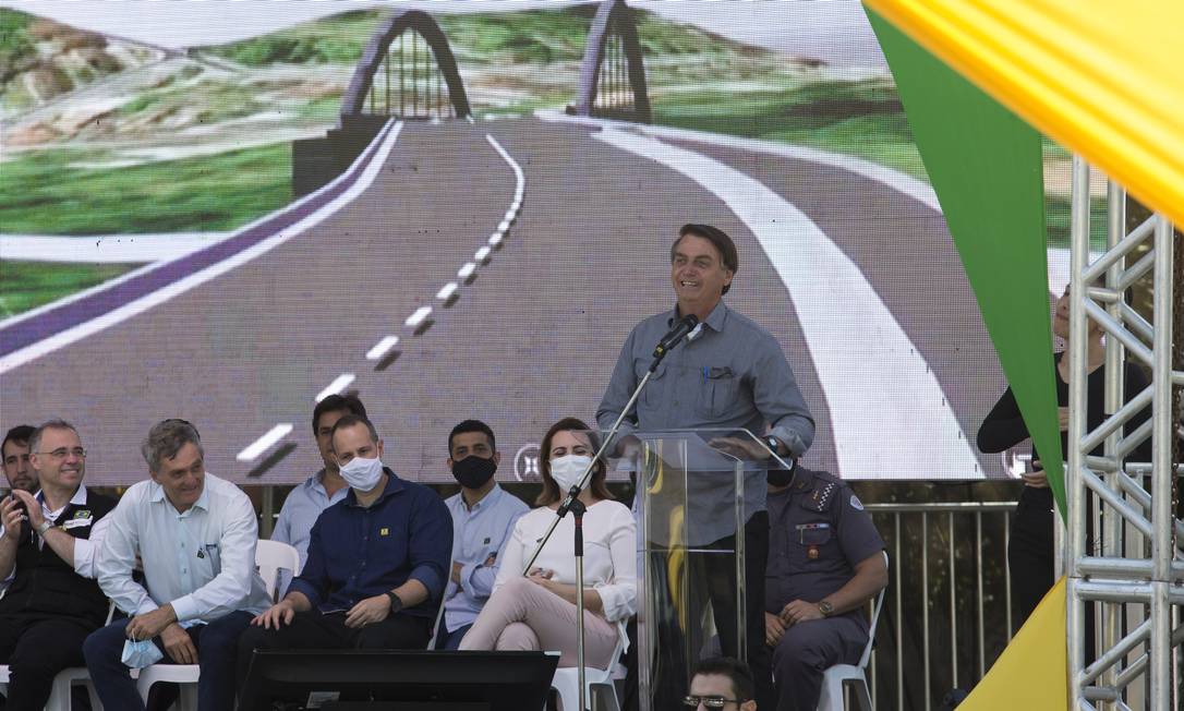 O presidente Jair Bolsonaro aparenta projeto de construção de ponte sobre o rio Pariquera-Açu Foto: Edilson Dantas / Agência O Globo