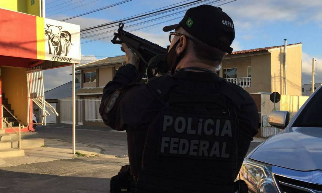 Agente da Polícia Federal cumpre mandado na Operação Enterprise Foto: Divulgação / Polícia Federal
