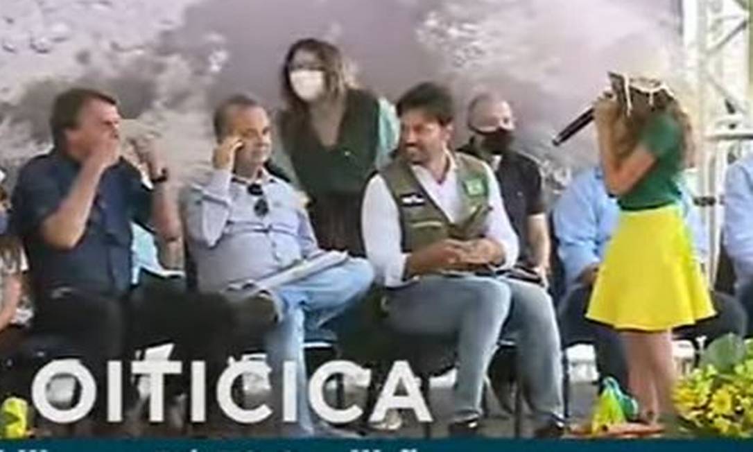 Com as mãos no rosto, Bolsonaro fez um movimento simulando a retirada da máscara, enquanto olhava para Larissa Dantas, de 10 anos Foto: Reprodução
