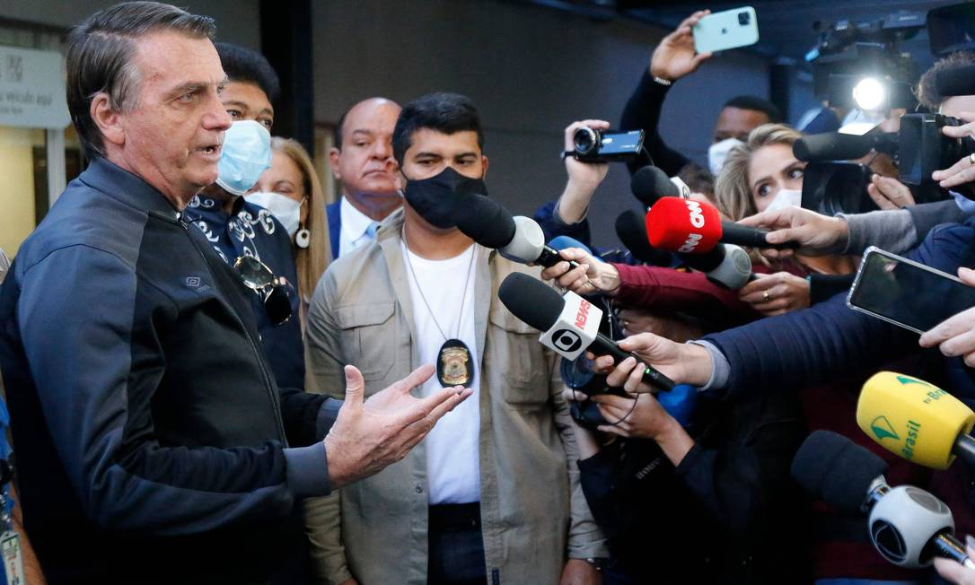 Sem máscara, Bolsonaro conversa com jornalistas na saída do Hospital Vila Nova Star, em São Paulo, onde esteve internado para tratar uma obstrução intestinal. Foto: MIGUEL SCHINCARIOL / AFP
