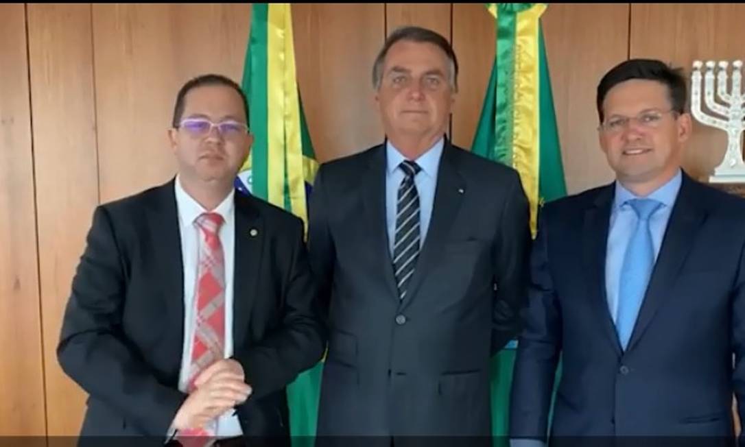 Deputado pedetista Alex Santana, ao lado de Bolsonaro e do ministro João Roma (Cidadania), no Palácio do Planalto Foto: Divulgação