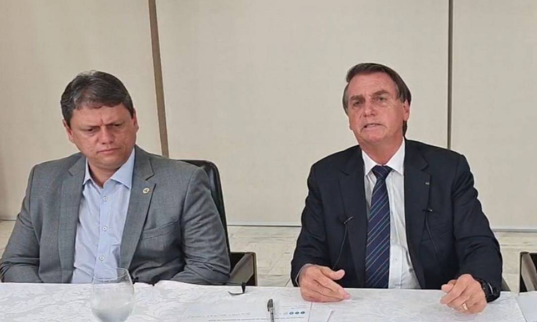 O ministro Tarcísio de Freitas e o presidente Jair Bolsonaro em transmissão nas redes sociais Foto: Reprodução