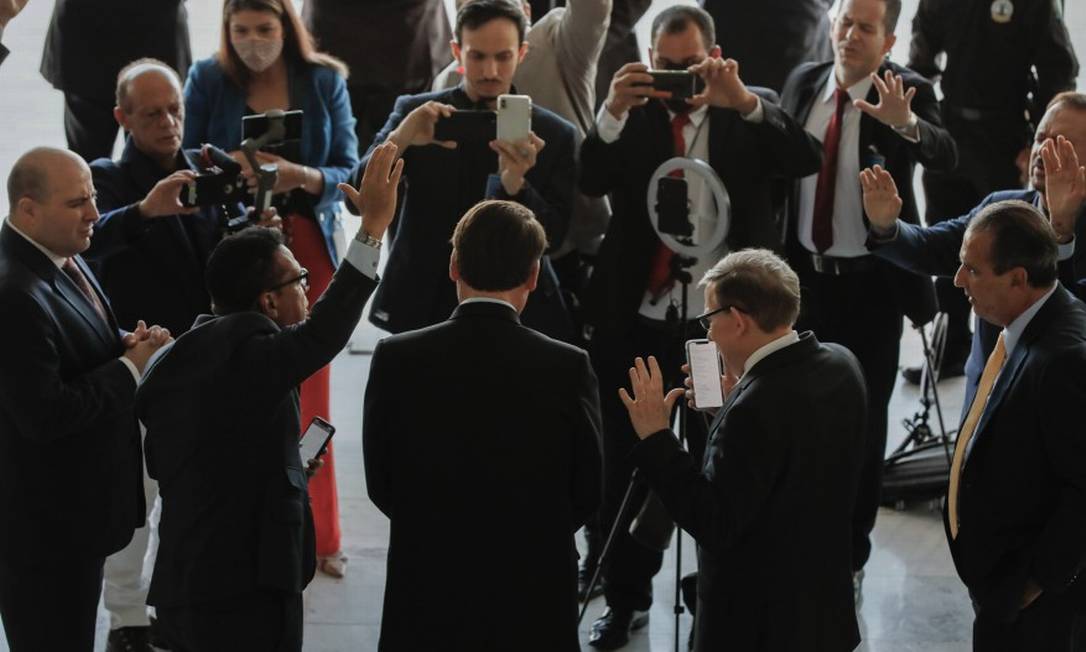 Agenda. Bolsonaro e pastores em encontro no Planalto: promessa de vetar liberação de jogos Foto: Isac Nóbrega/PR/05/06/2020