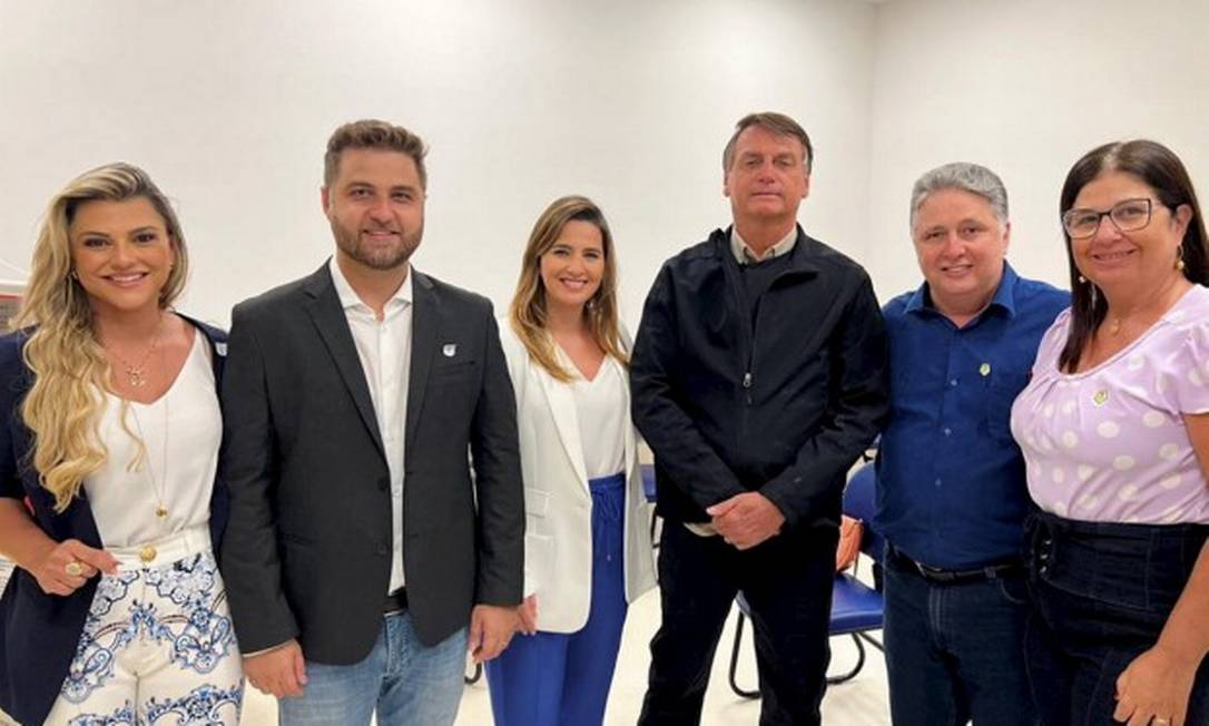 Em família. Bolsonaro posa com Anthony, Rosinha, Clarissa e Wladimir Garotinho na visita ao Porto do Açu, ontem Foto: Reprodução/ Instagram